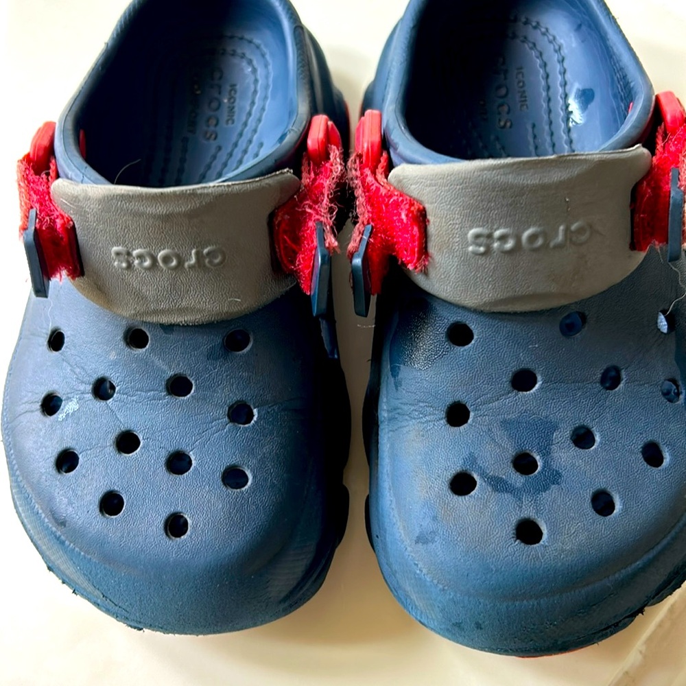 Crocs Toddler Size 10 Navy with Red on strap.